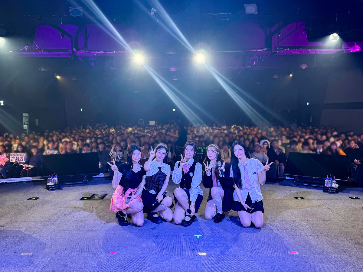 A moment captured by FIFTY FIFTY's fan