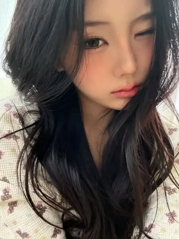 Behind-the-scenes cut of Wonhee (ILLIT)
