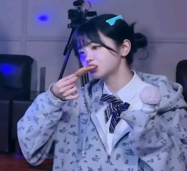 A moment captured by QWER's fan