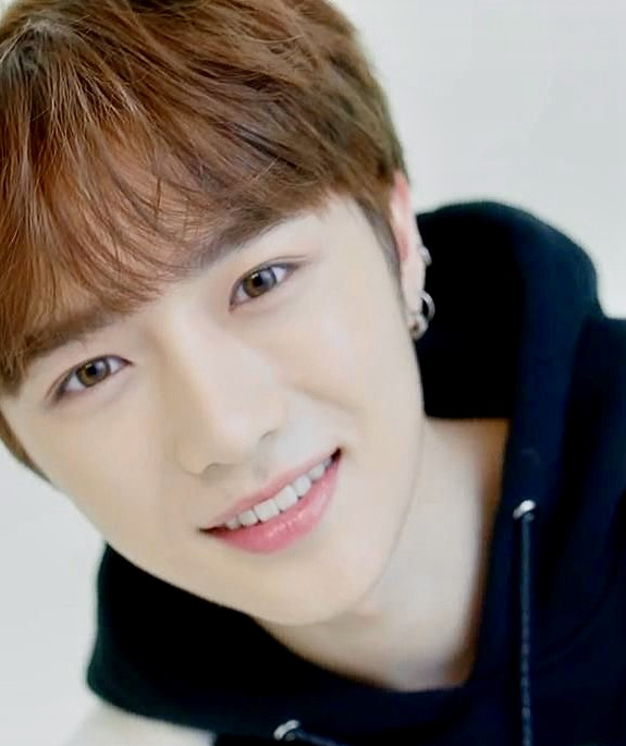 杋圭 (TOMORROW X TOGETHER)粉丝拍下的瞬间