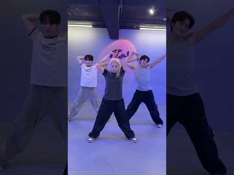 Latest photo of Hyeongjun (CRAVITY)