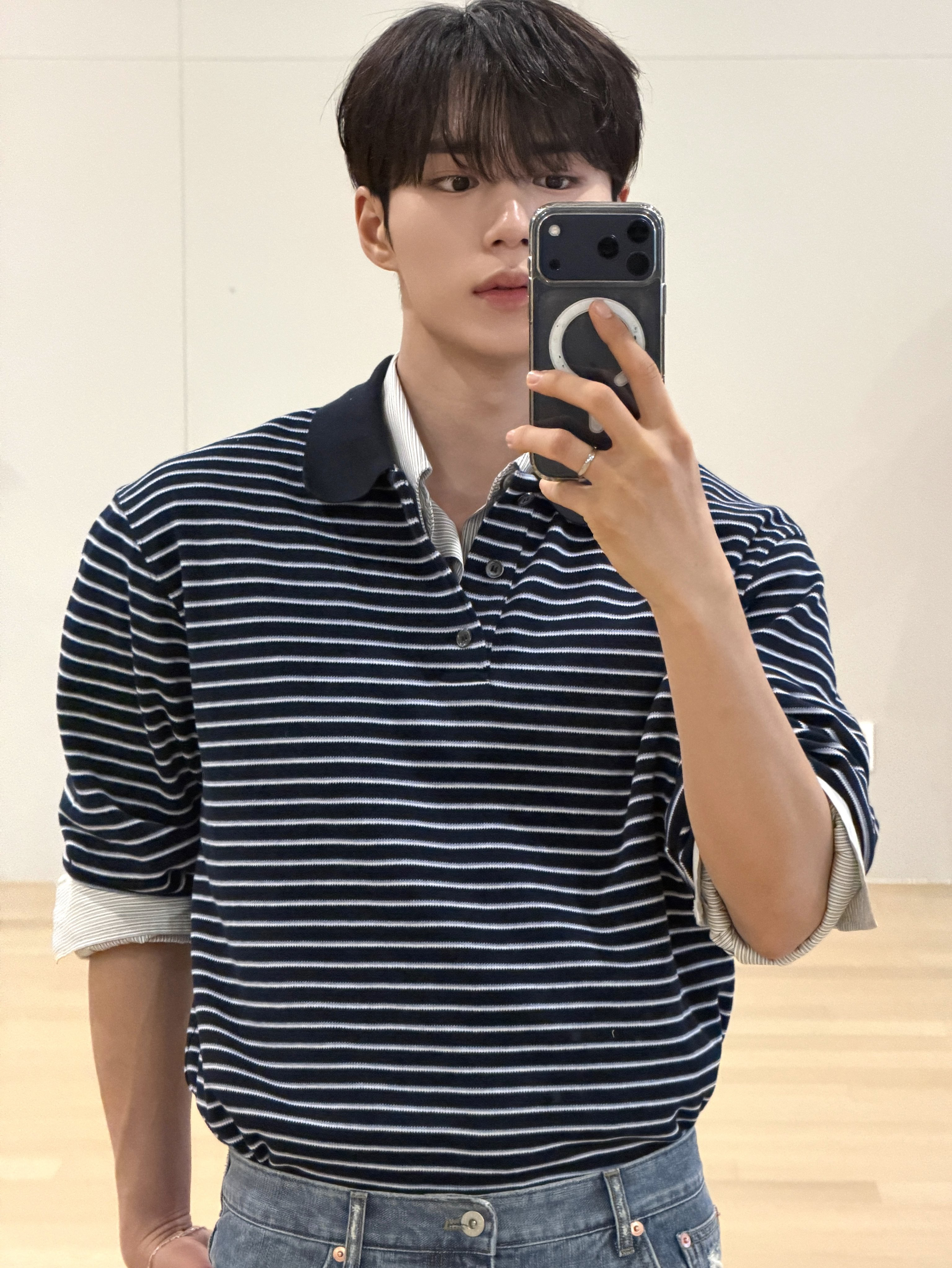 Behind-the-scenes cut of Kim Junseo (ALPHA DRIVE ONE)