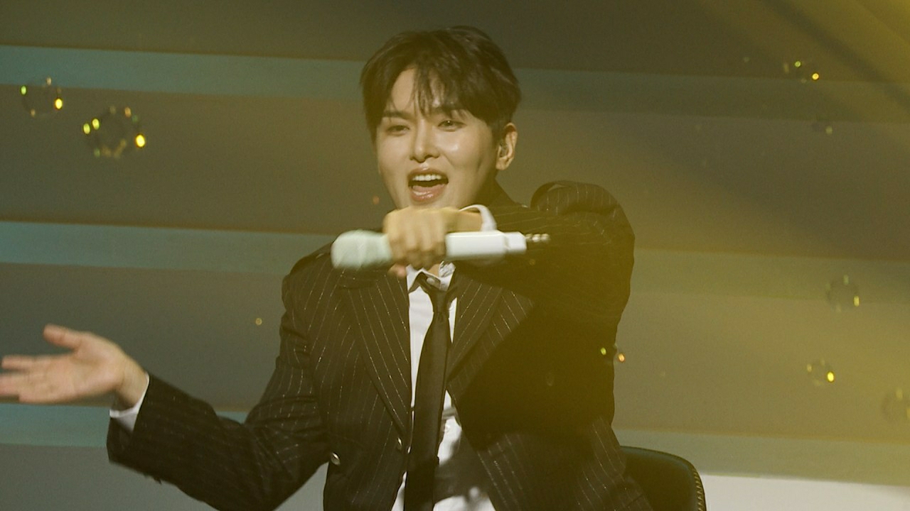 Behind-the-scenes cut of Super Junior