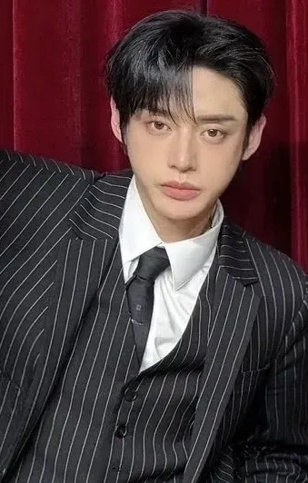 Behind-the-scenes cut of Kim Jiwoong (ZEROBASEONE)