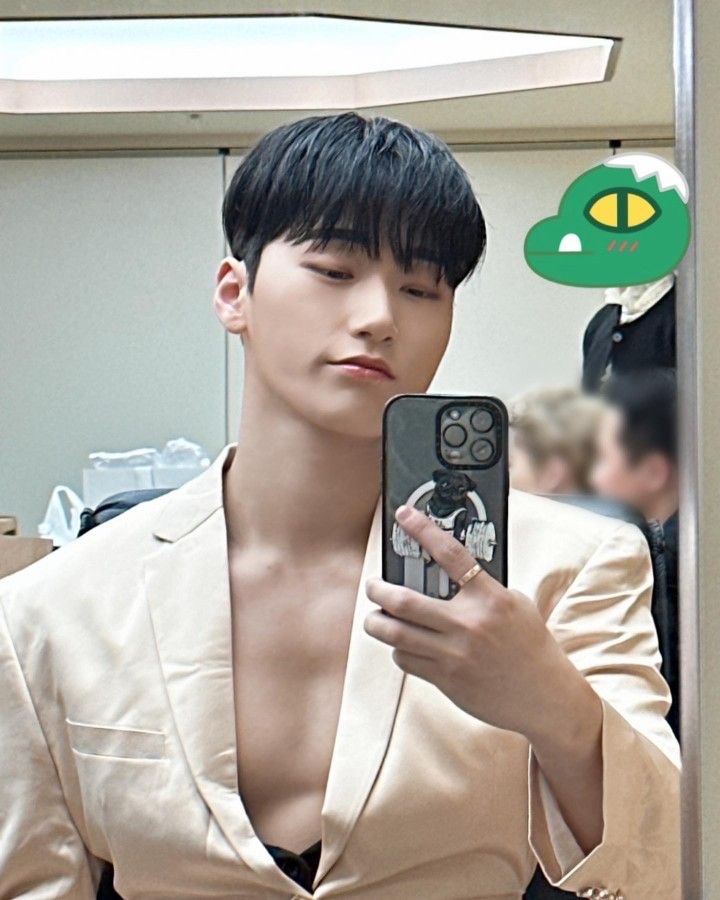Behind-the-scenes cut of San (ATEEZ)