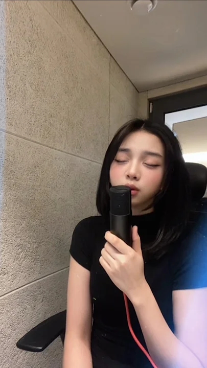 A moment captured by SECRET NUMBER's fan