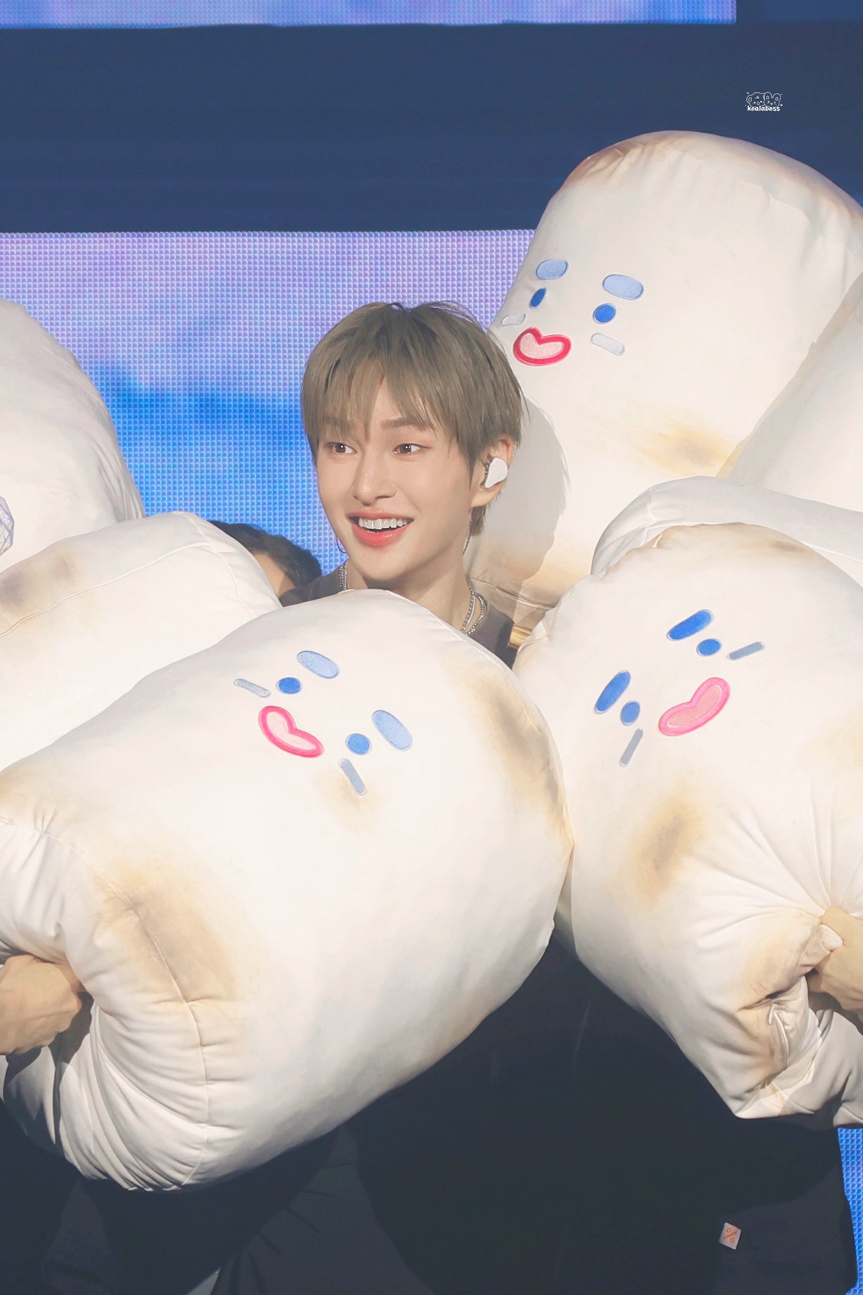 A moment captured by Onew (SHINee)'s fan