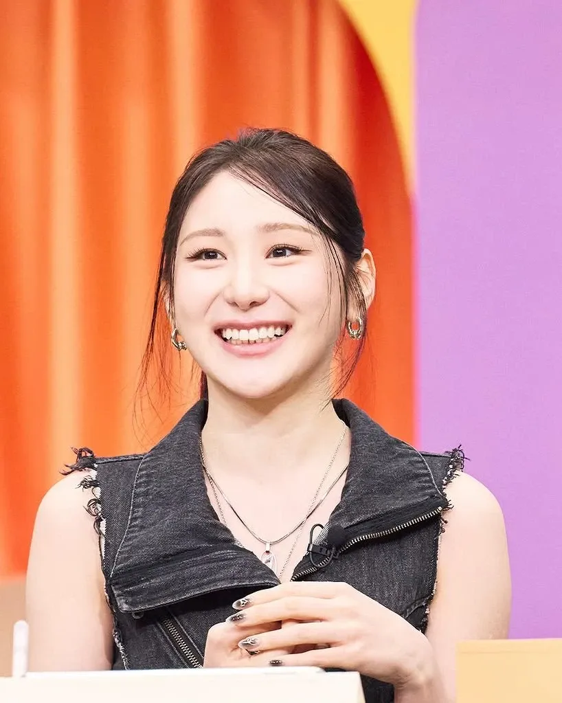 A moment captured by Lee Chaeyeon's fan