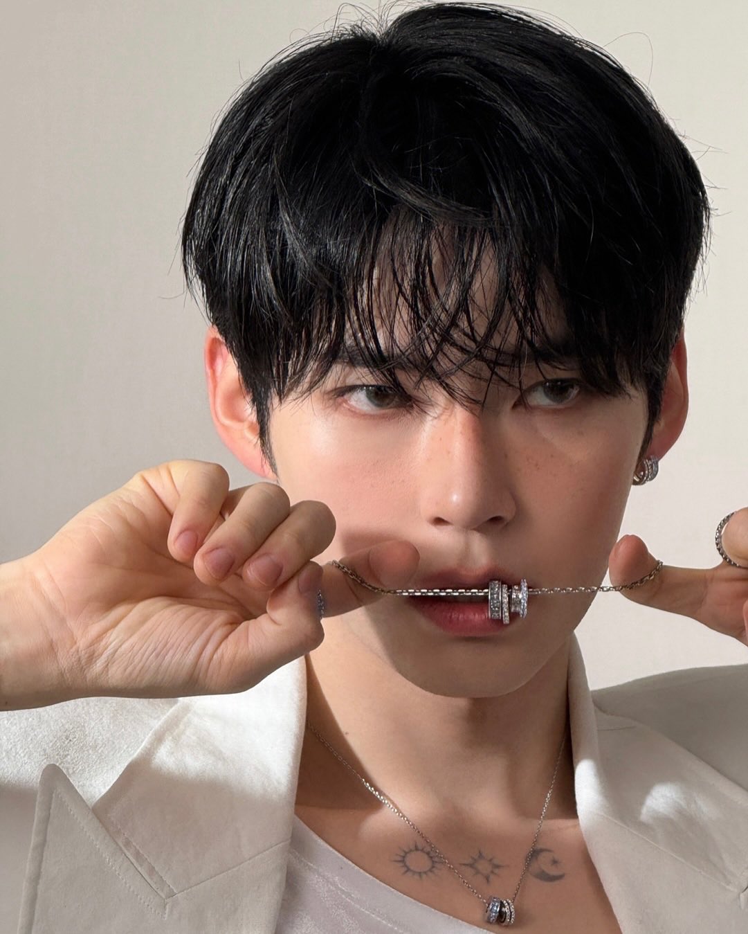 Behind-the-scenes cut of Sung Hanbin (ZEROBASEONE)