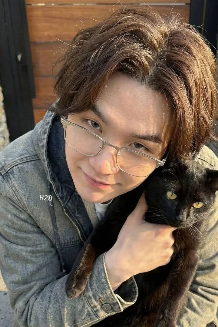 Behind-the-scenes cut of SUGA (BTS)