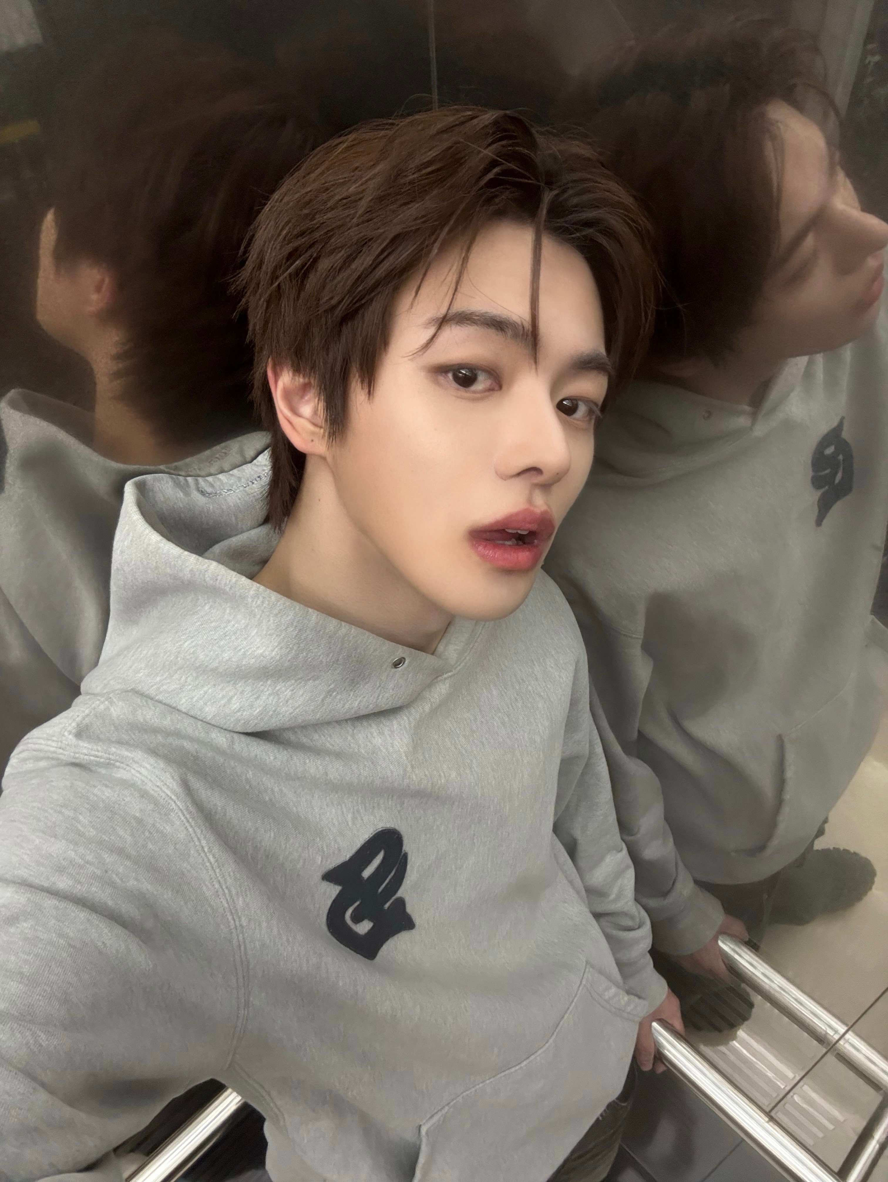 A moment captured by Lee Leo (ALPHA DRIVE ONE)'s fan