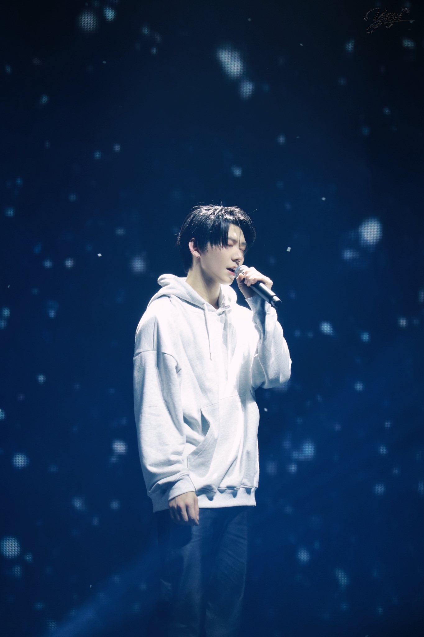 A moment captured by Park Han (AHOF)'s fan