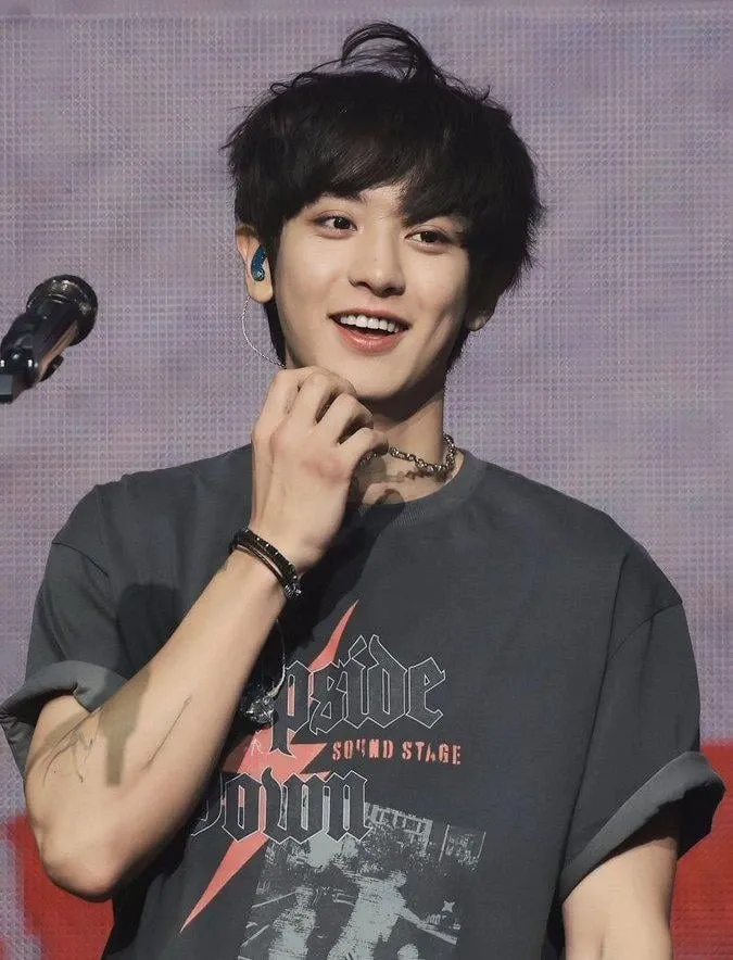 Recent activity shot of Chanyeol (EXO)