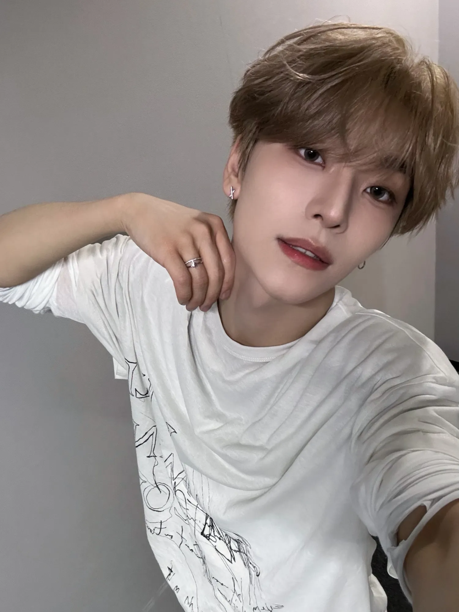 Behind-the-scenes cut of He Xinlong (ALPHA DRIVE ONE)