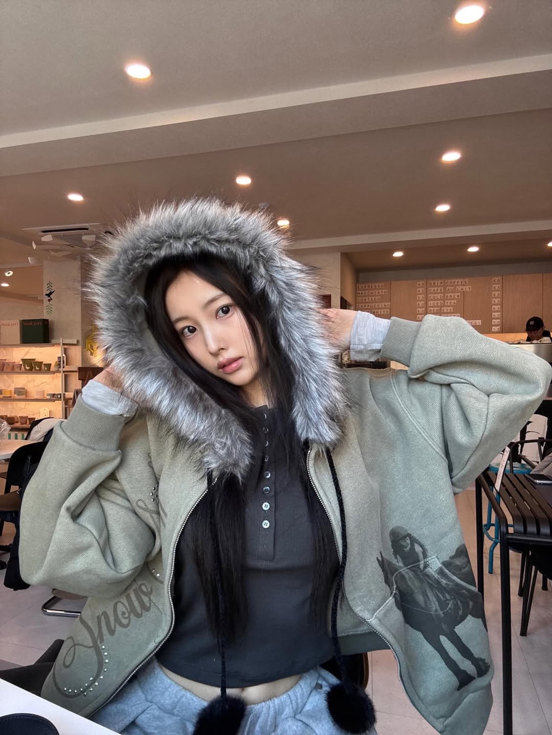 A moment captured by Kang Hyewon's fan