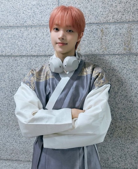 Behind-the-scenes cut of EJ (&TEAM)