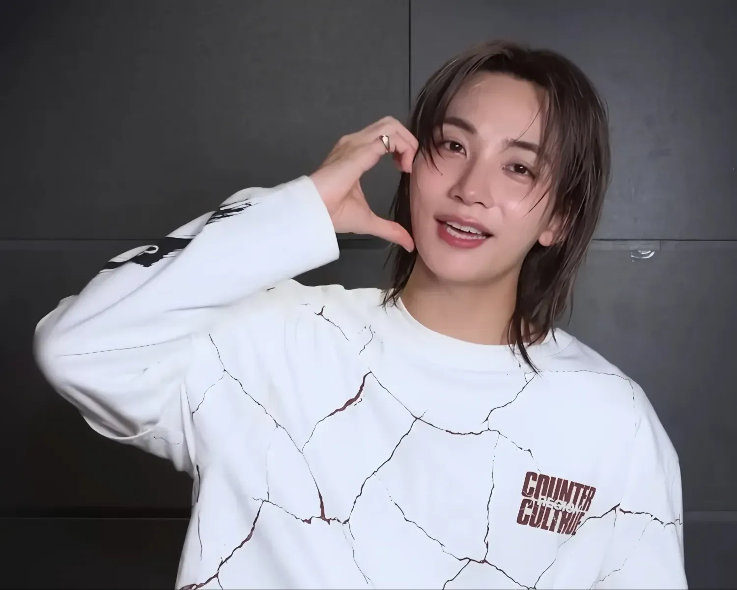 A moment captured by Jeonghan (SEVENTEEN)'s fan