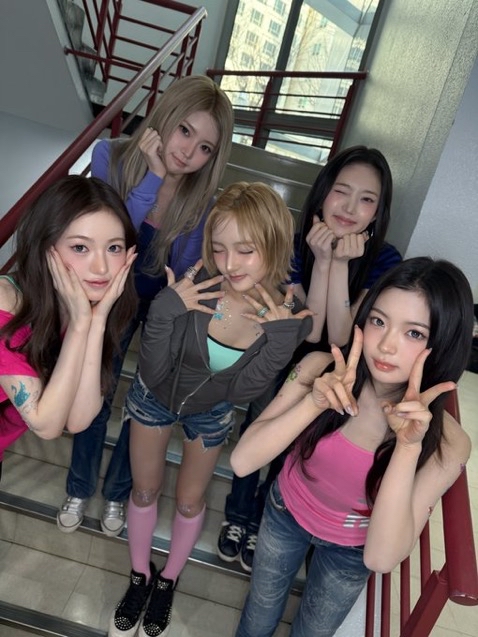 A moment captured by KiiiKiii's fan