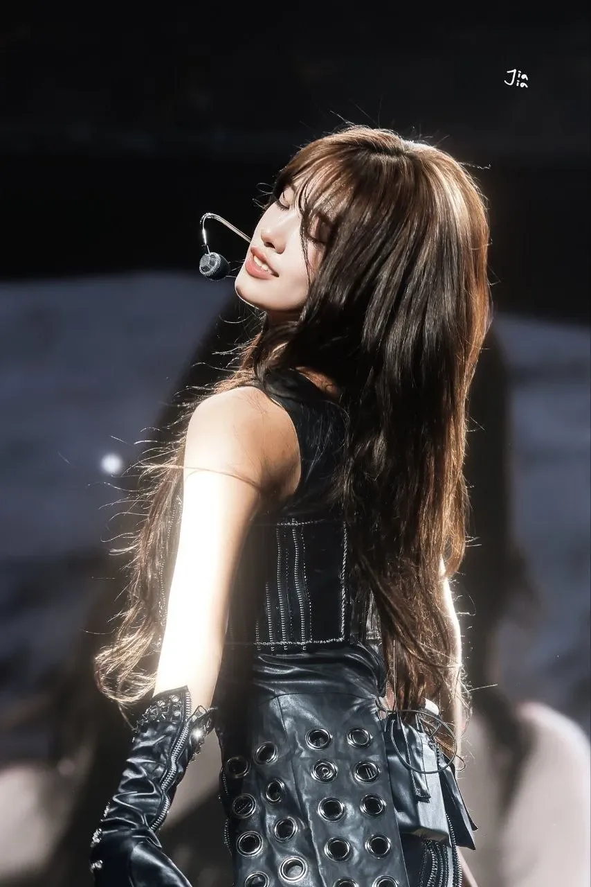 アン・ユジン (IVE)の舞台裏ショット