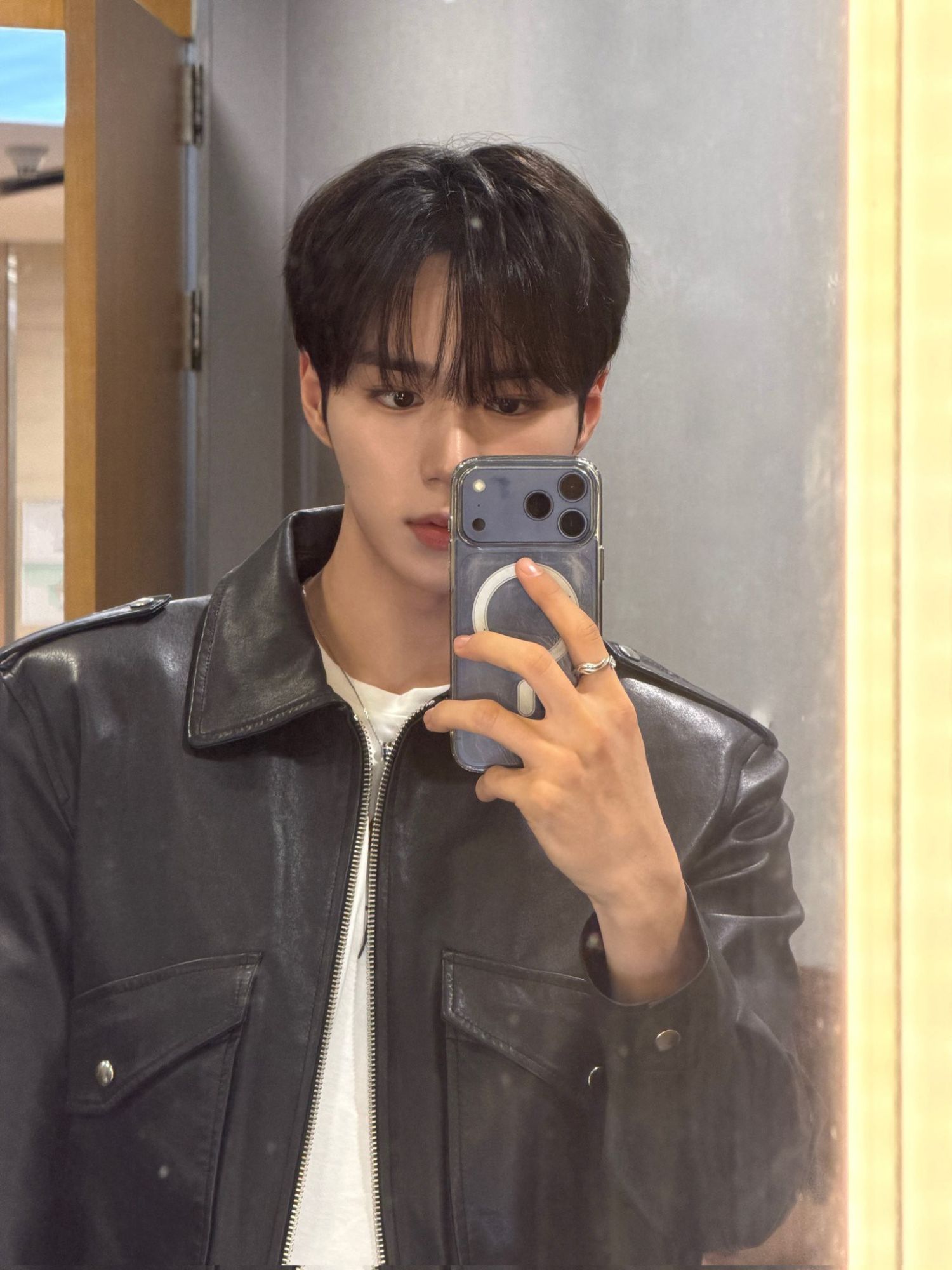 Behind-the-scenes cut of Kim Junseo (ALPHA DRIVE ONE)