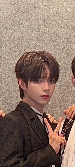 Today's most popular wallpaper in the JL (AHOF) community