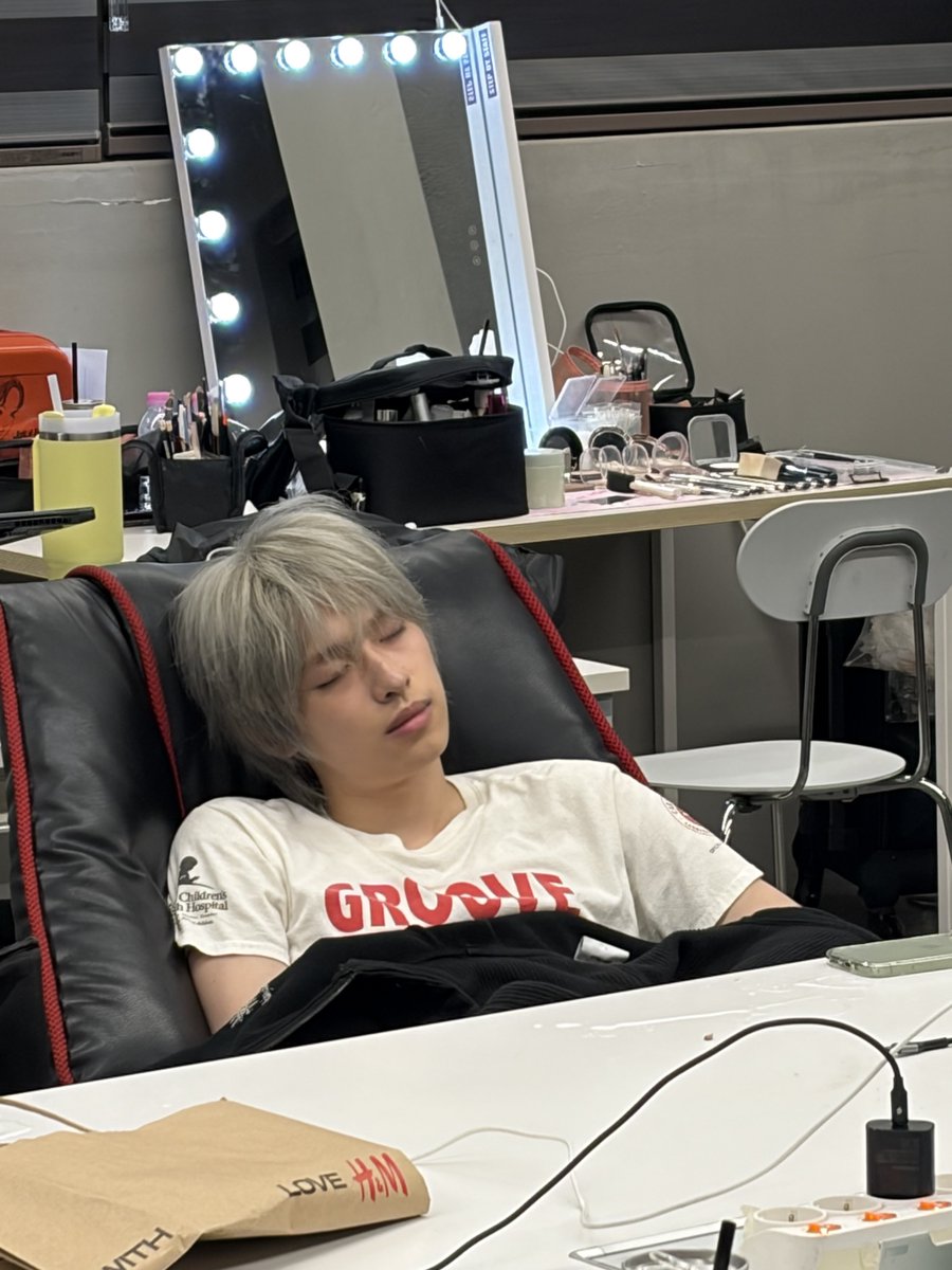 Behind-the-scenes cut of Xdinary Heroes