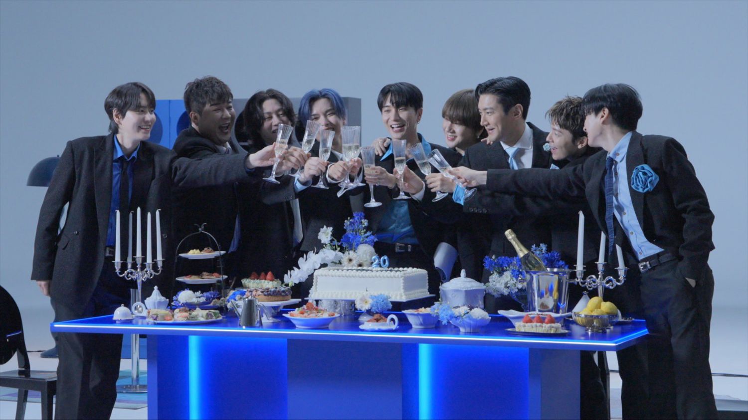 Behind-the-scenes cut of Super Junior