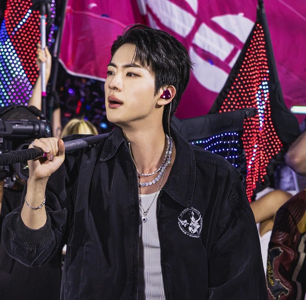 Behind-the-scenes cut of Jin (BTS)