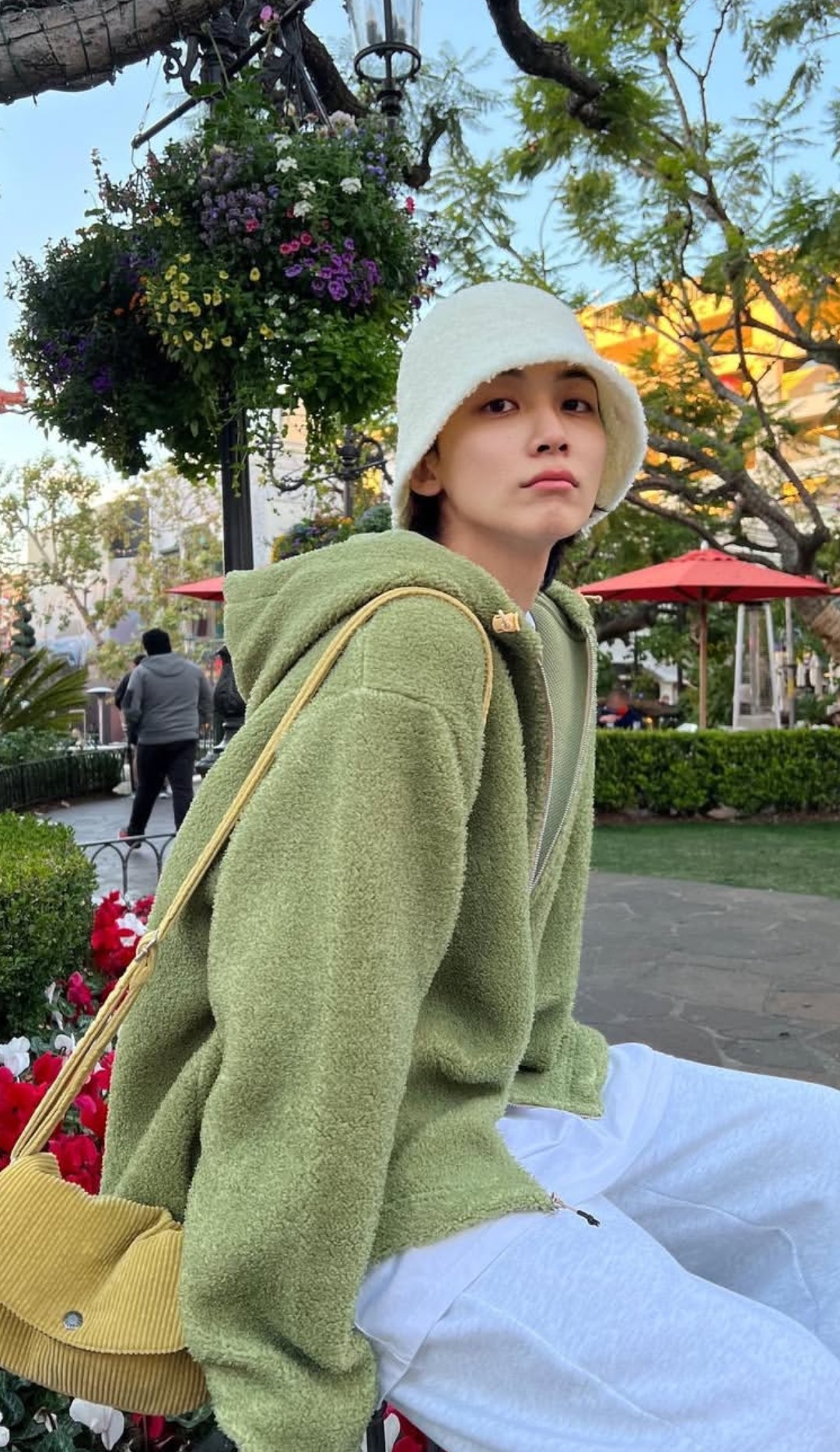 A heartfelt wallpaper shared by Jeonghan (SEVENTEEN)'s fans