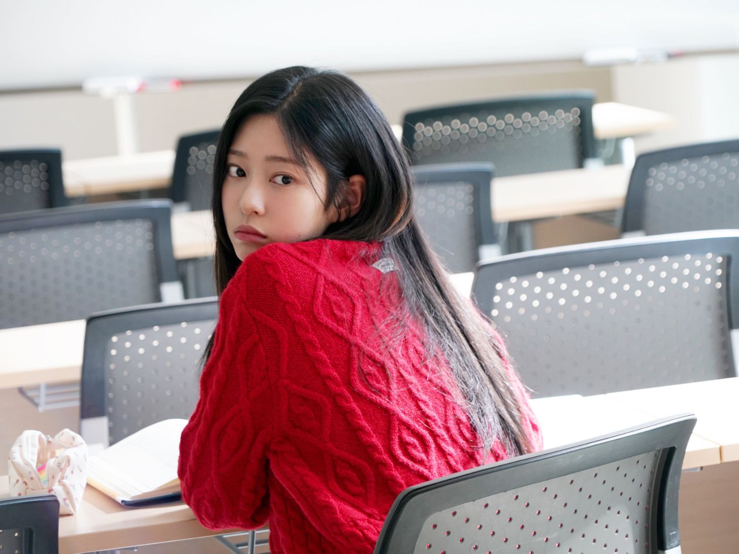 Behind-the-scenes cut of Kim Minju