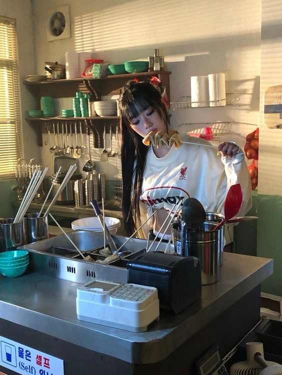 Behind-the-scenes cut of MEOVV