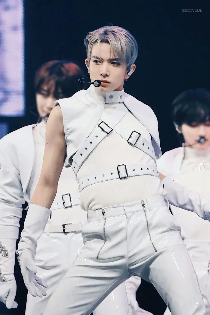 Behind-the-scenes cut of Heeseung