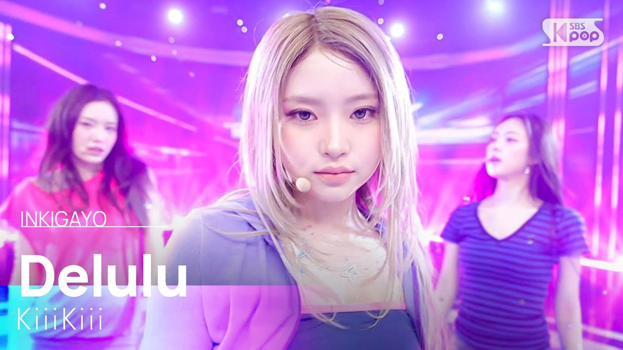 A moment captured by KiiiKiii's fan