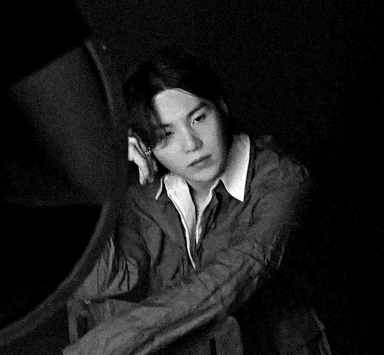 Foto aktivitas terbaru SUGA (BTS)