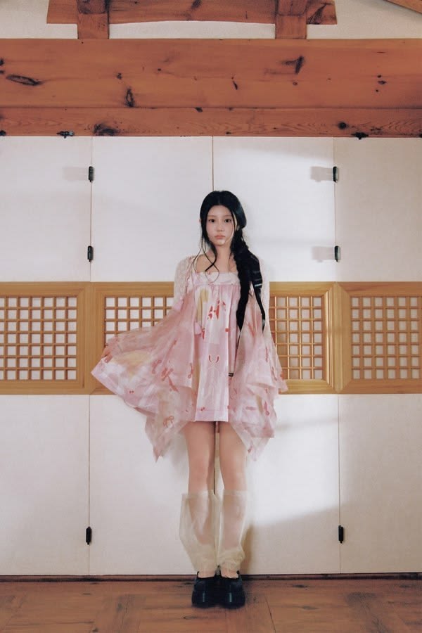 Behind-the-scenes cut of Wonhee (ILLIT)