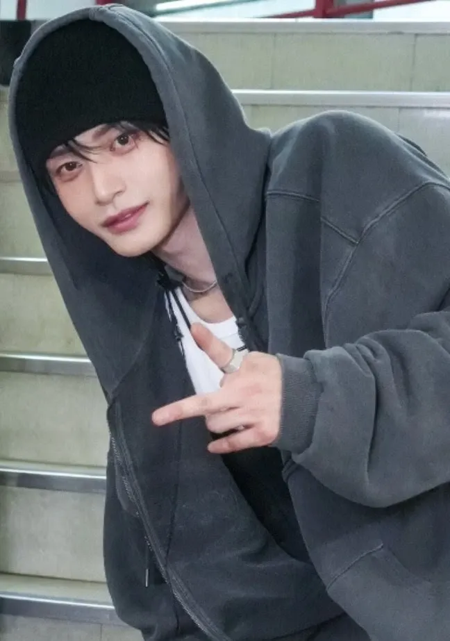 Behind-the-scenes cut of Kim Jiwoong (ZEROBASEONE)