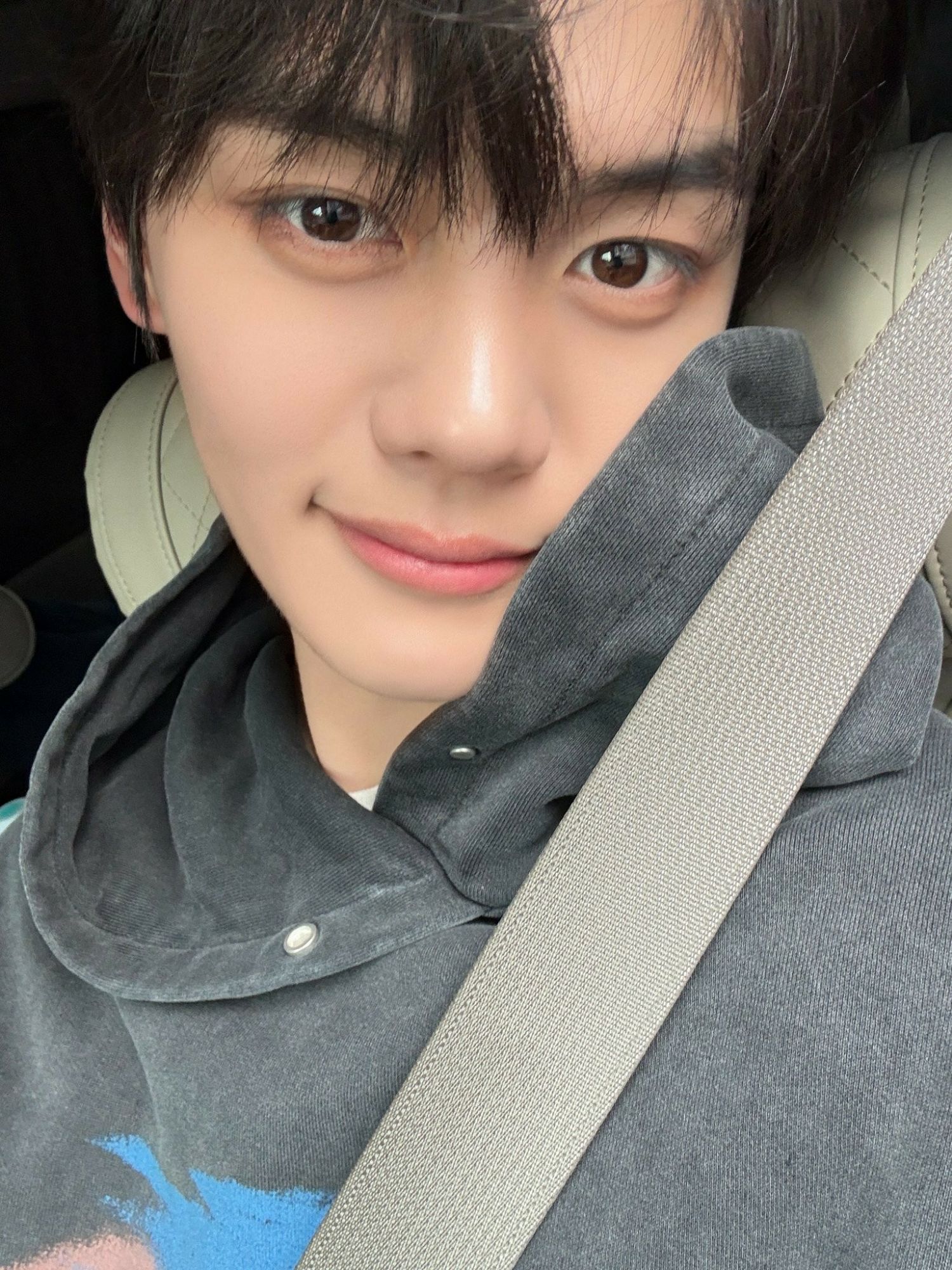 Behind-the-scenes cut of Kim Gyuvin