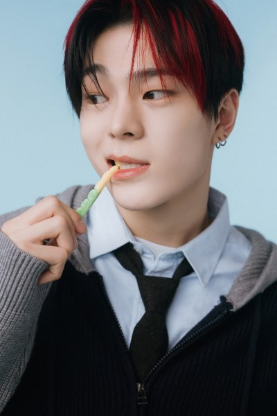 Behind-the-scenes cut of Kim Junmin (WHIB)