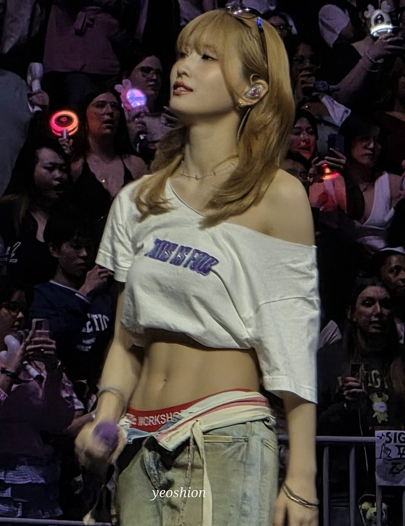 Behind-the-scenes cut of Momo (TWICE)