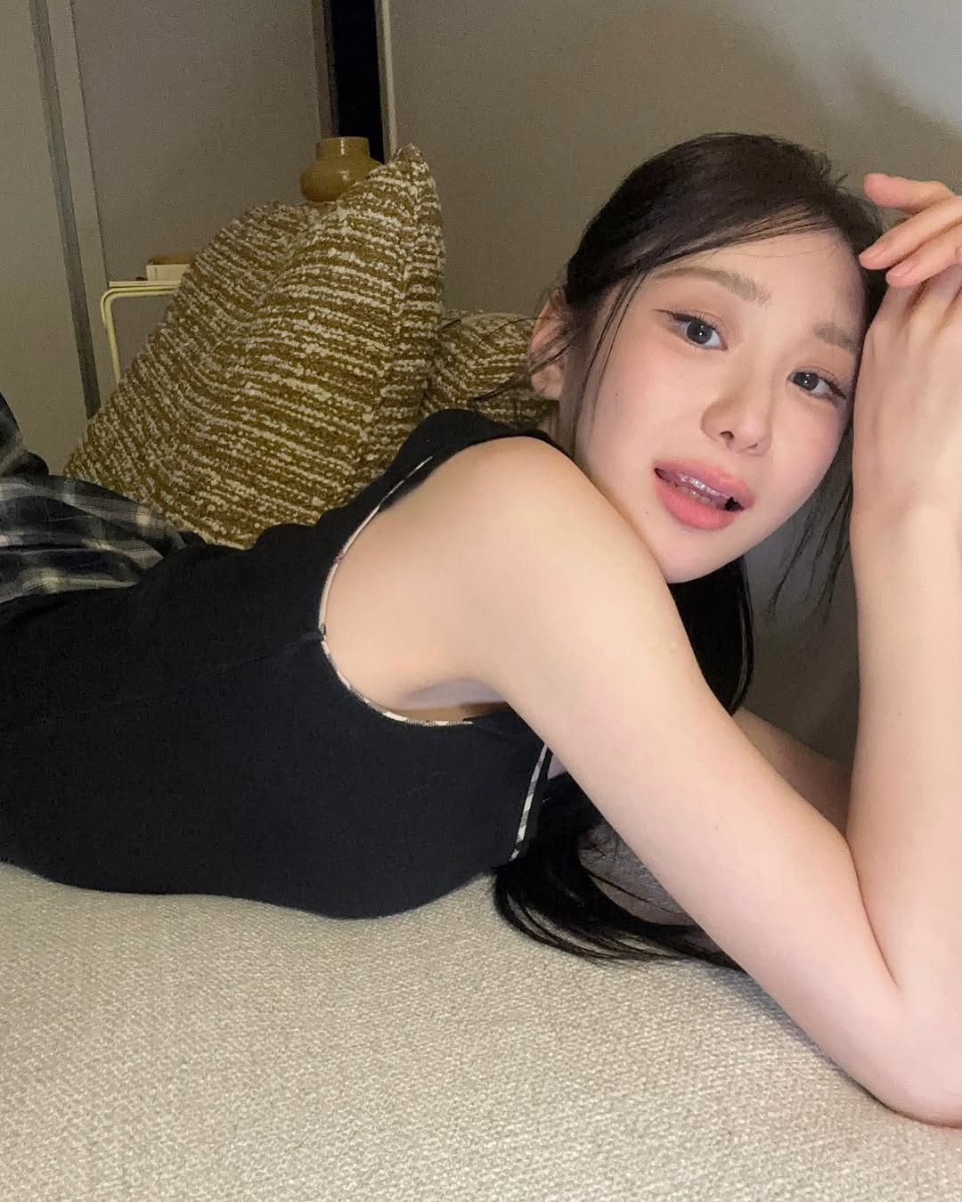 A moment captured by Lee Chaeyeon's fan