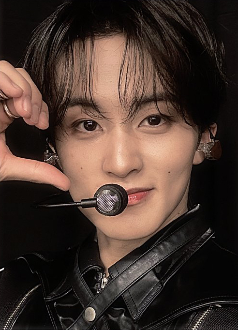 A moment captured by Mark (NCT 127, NCT DREAM)'s fan