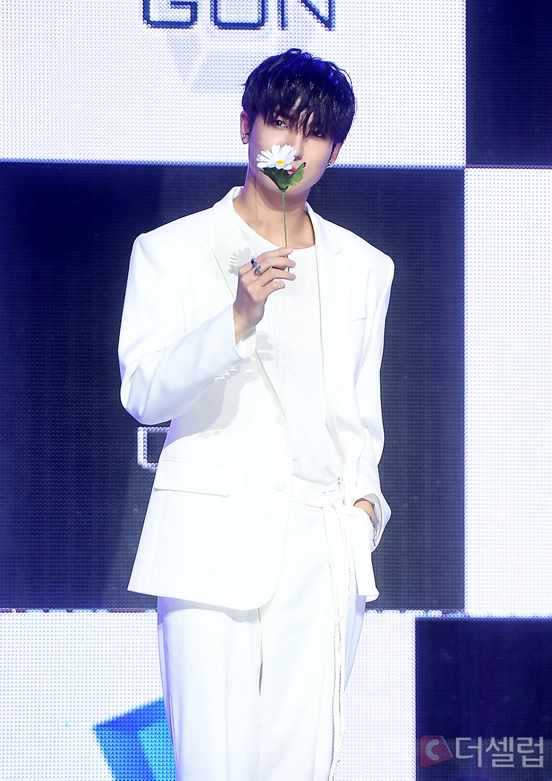 A moment captured by Yuto (PENTAGON)'s fan