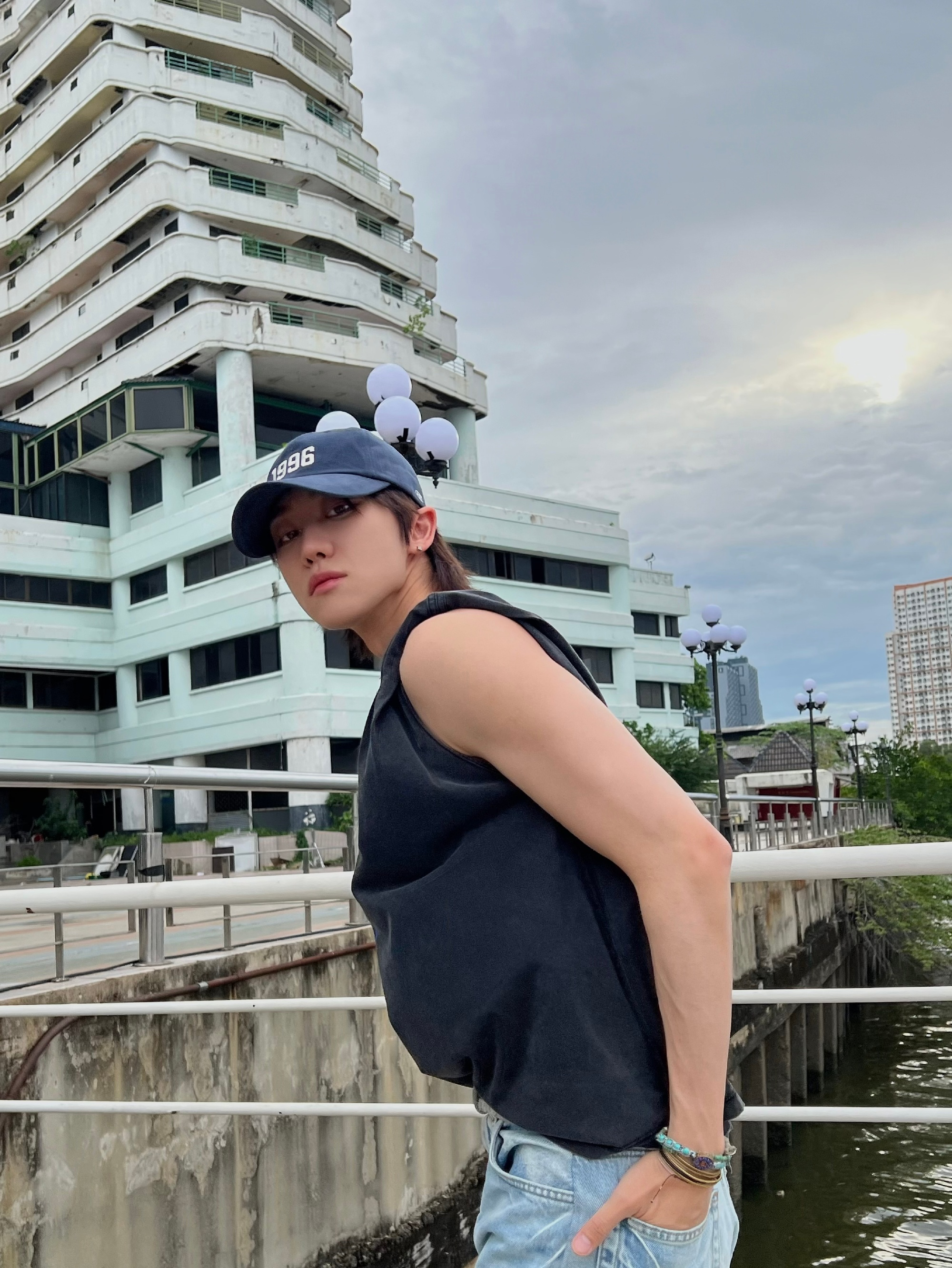 Behind-the-scenes cut of The 8 (SEVENTEEN)