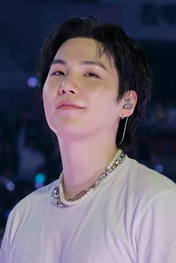 Foto aktivitas terbaru SUGA (BTS)