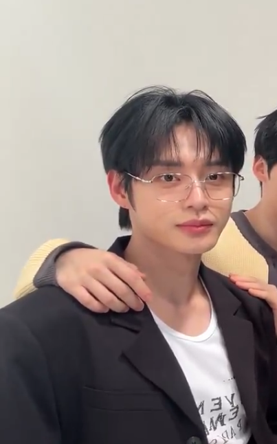 Behind-the-scenes cut of Kim Jiwoong (ZEROBASEONE)