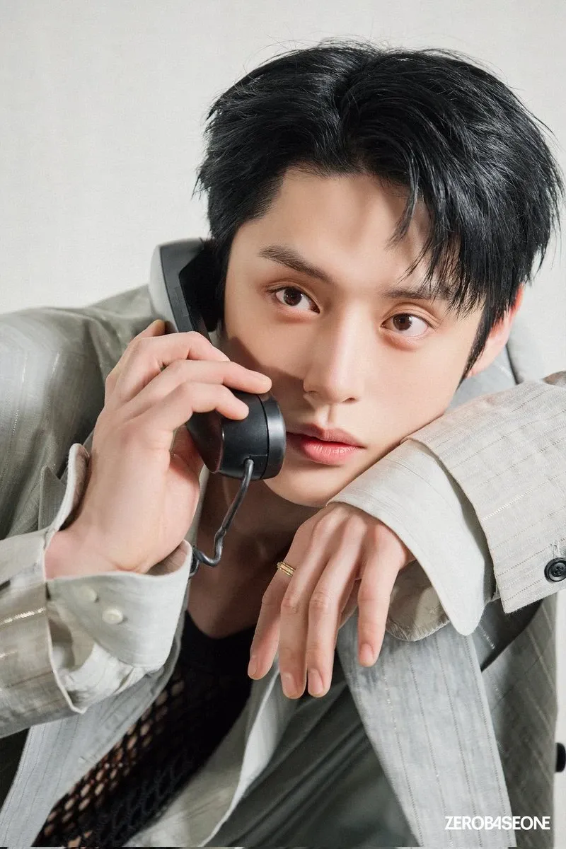 Behind-the-scenes cut of Kim Jiwoong (ZEROBASEONE)