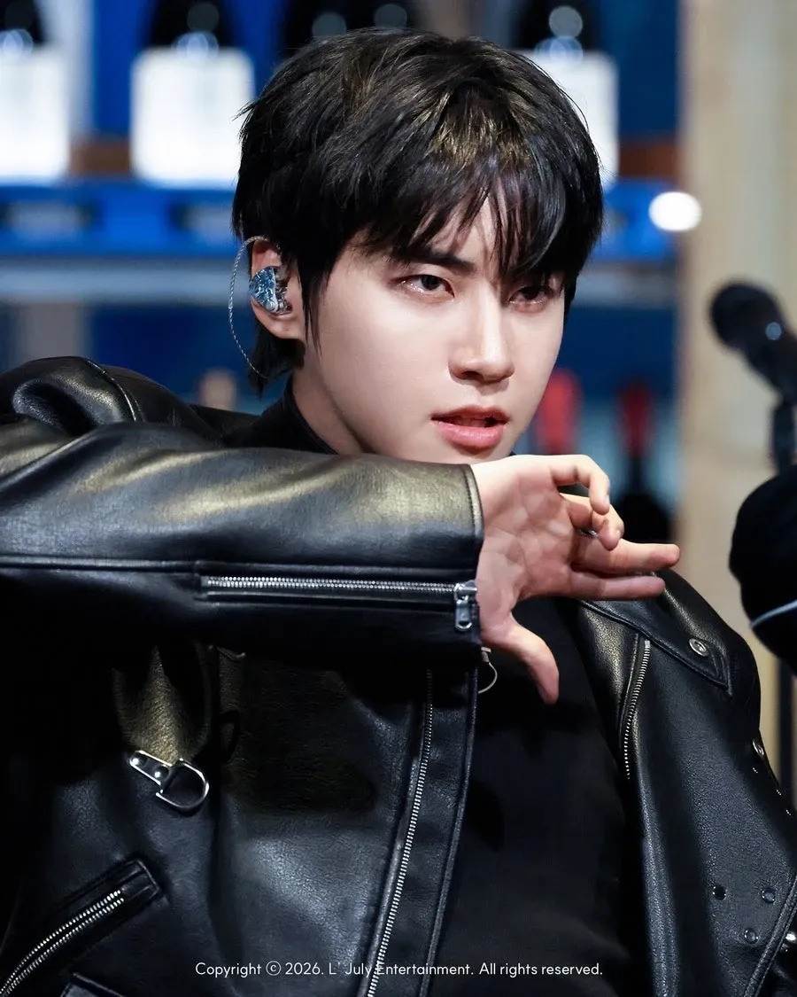 A moment captured by Lee Jinhyuk's fan