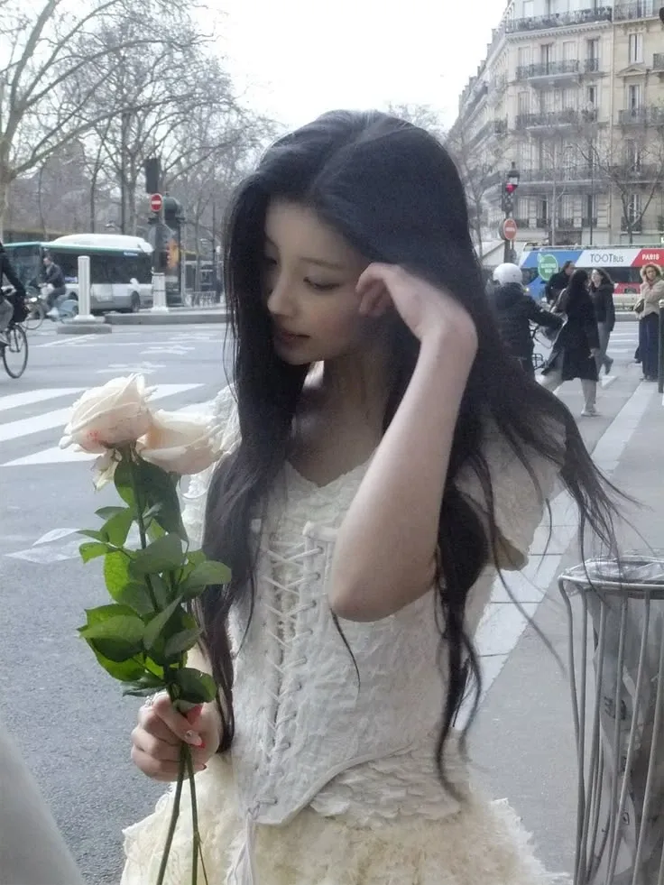 Behind-the-scenes cut of Wonhee (ILLIT)