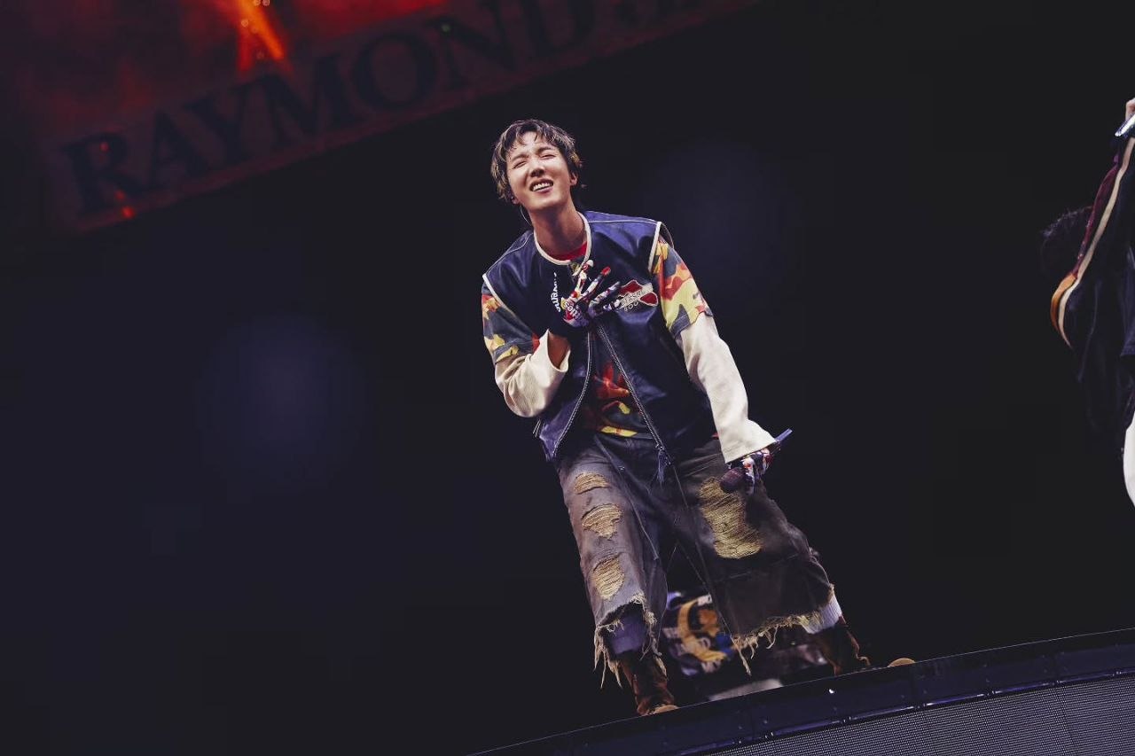 Momen yang diabadikan oleh penggemar j-hope (BTS)