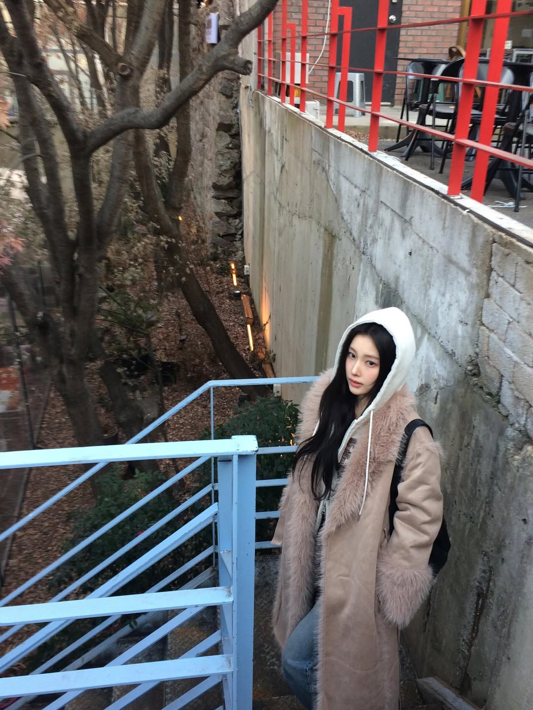 A moment captured by Kang Hyewon's fan